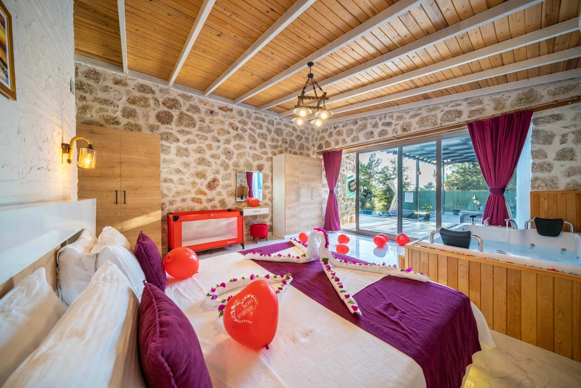 Twin-bed guest bedroom with ensuite jacuzzi and direct access to outdoor terrace.