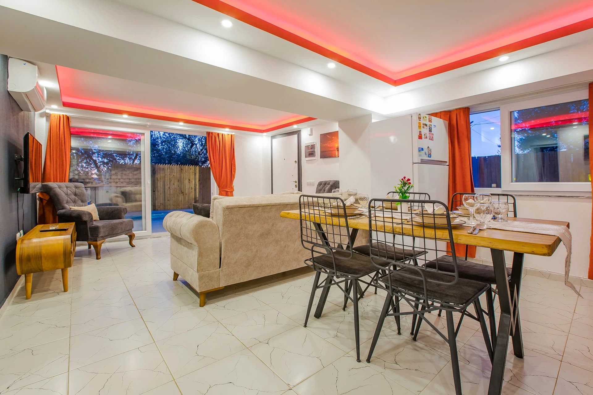 Abgeschiedene Waldvilla mit privatem Pool und Jacuzzi-Suite bei Kalkan – Modern open-plan living and dining area with stylish furnishings and ambient lighting.