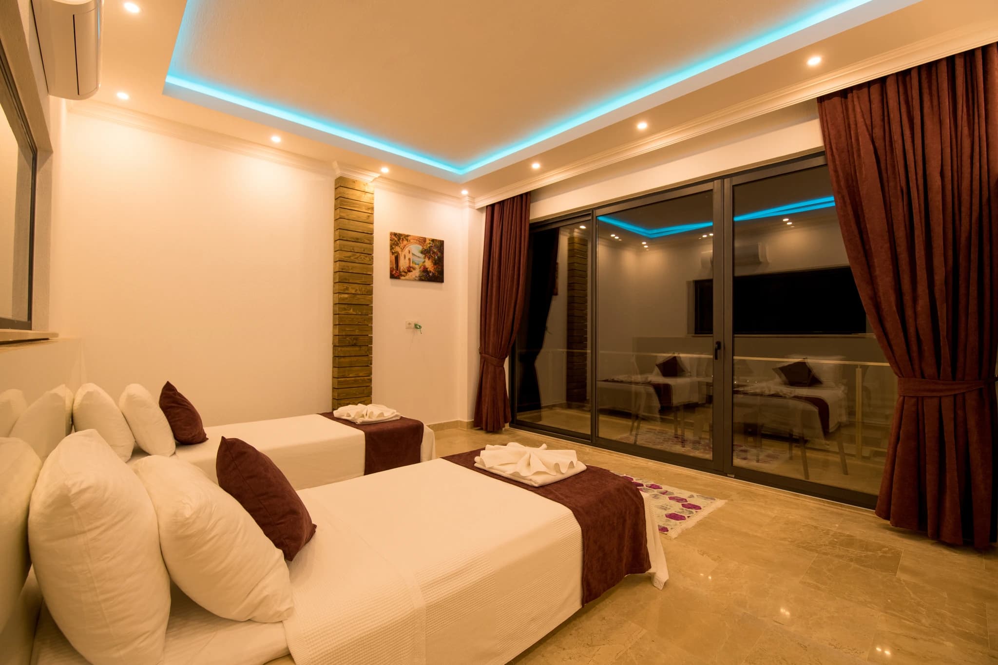 Abgeschiedene Honeymoon-Villa mit Meerblick, Innen- und Außenpool in Kalkan – Spacious master bedroom with twin beds and elegant contemporary styling.