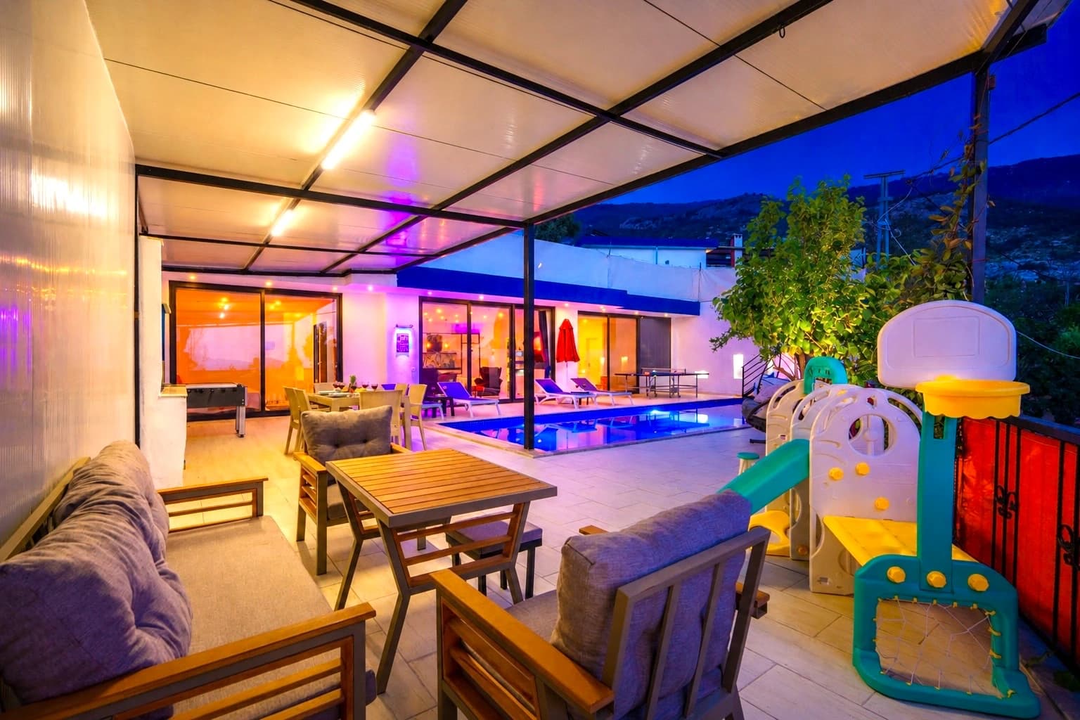 Honeymoon Villa with Jacuzzi - Fully Sheltered Pool & Foosball in Islamlar