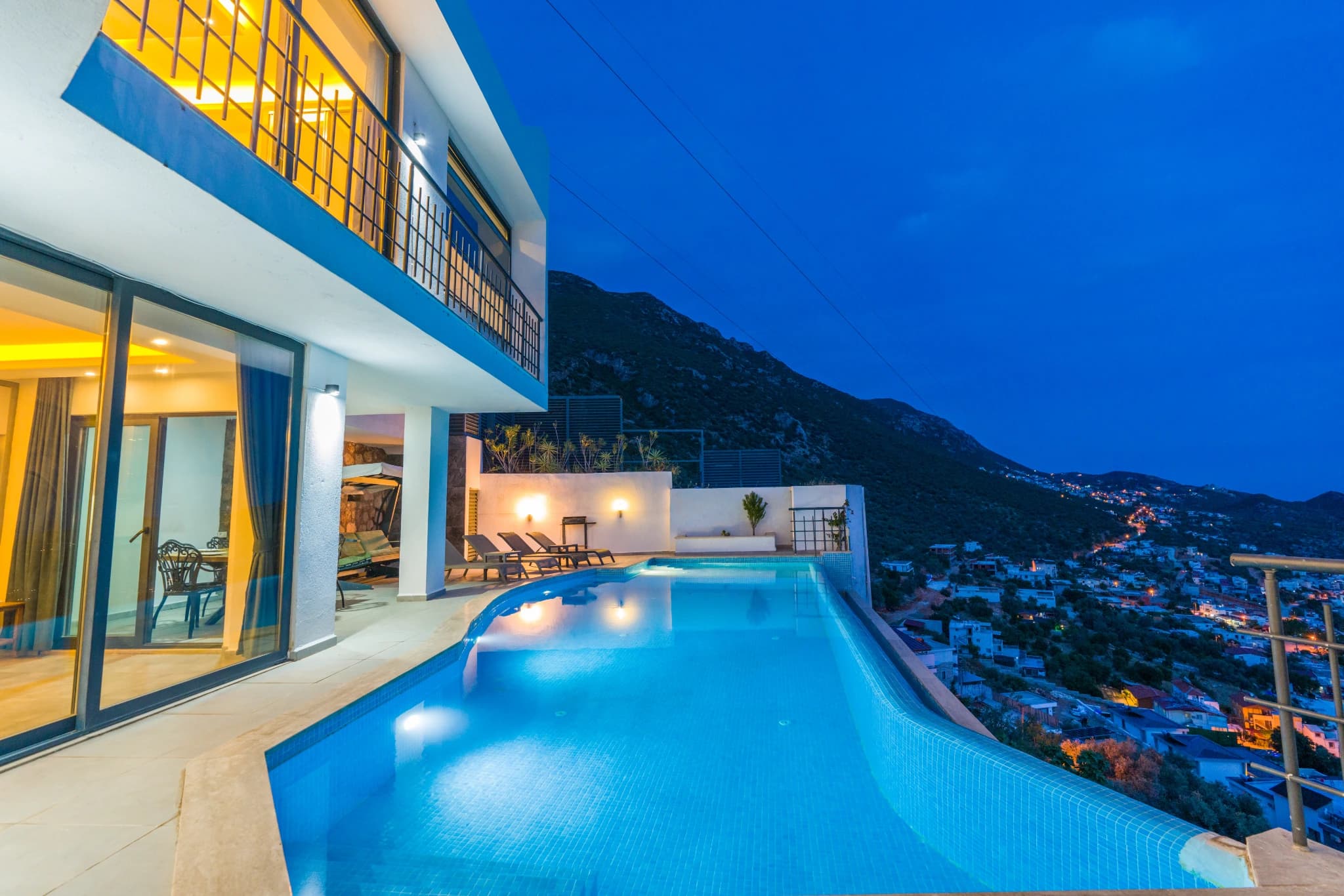 Luxusvilla mit Doppel-Whirlpool - Geschützter Pool & Meerblick in Kalkan Akbel