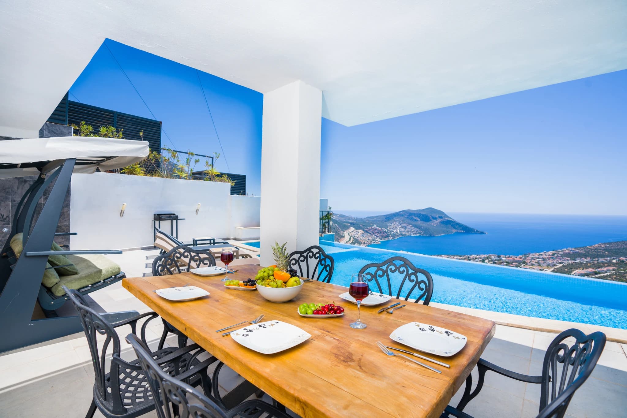 Luxusvilla mit Doppel-Whirlpool - Geschützter Pool & Meerblick in Kalkan Akbel