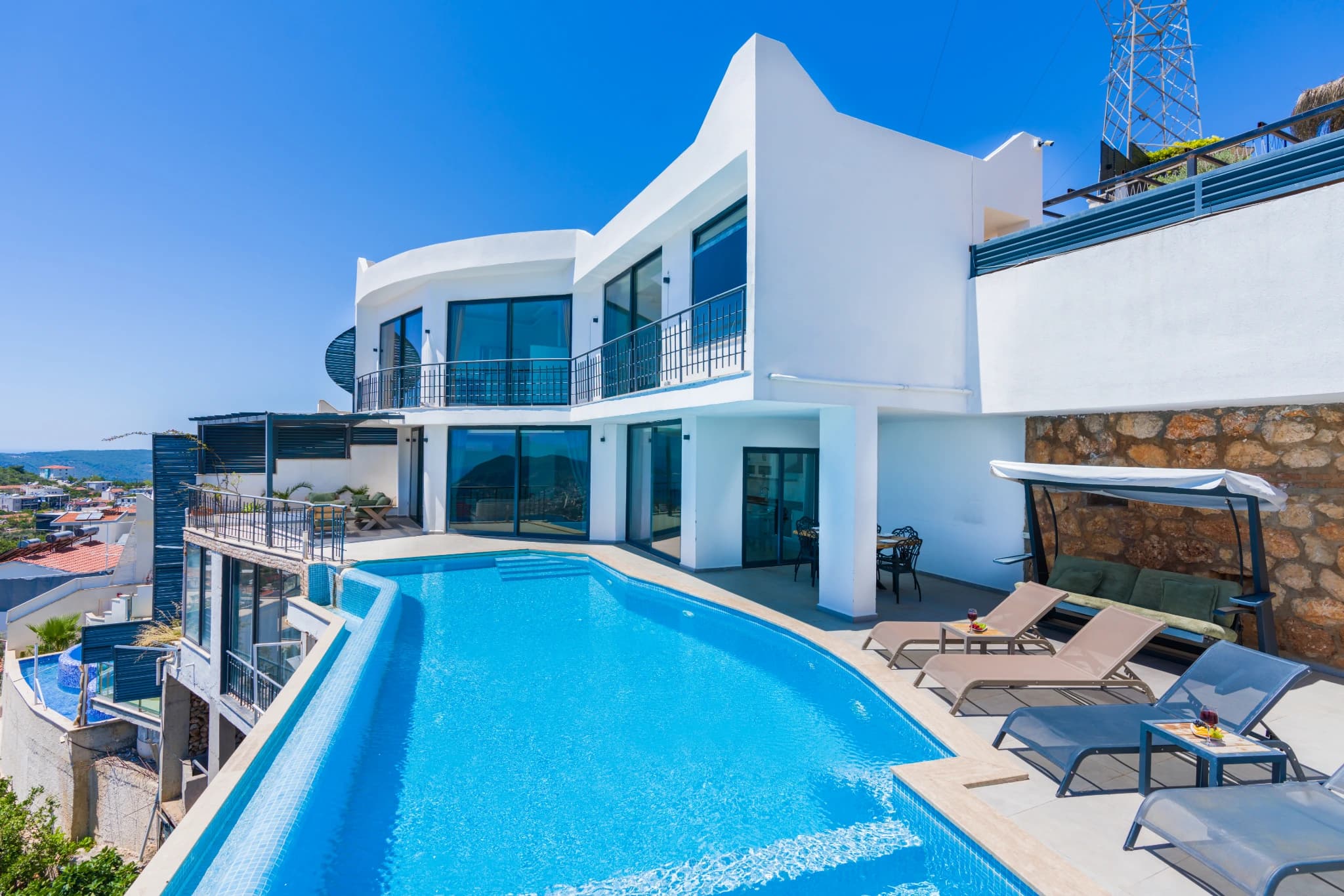 Luxusvilla mit Doppel-Whirlpool - Geschützter Pool & Meerblick in Kalkan Akbel