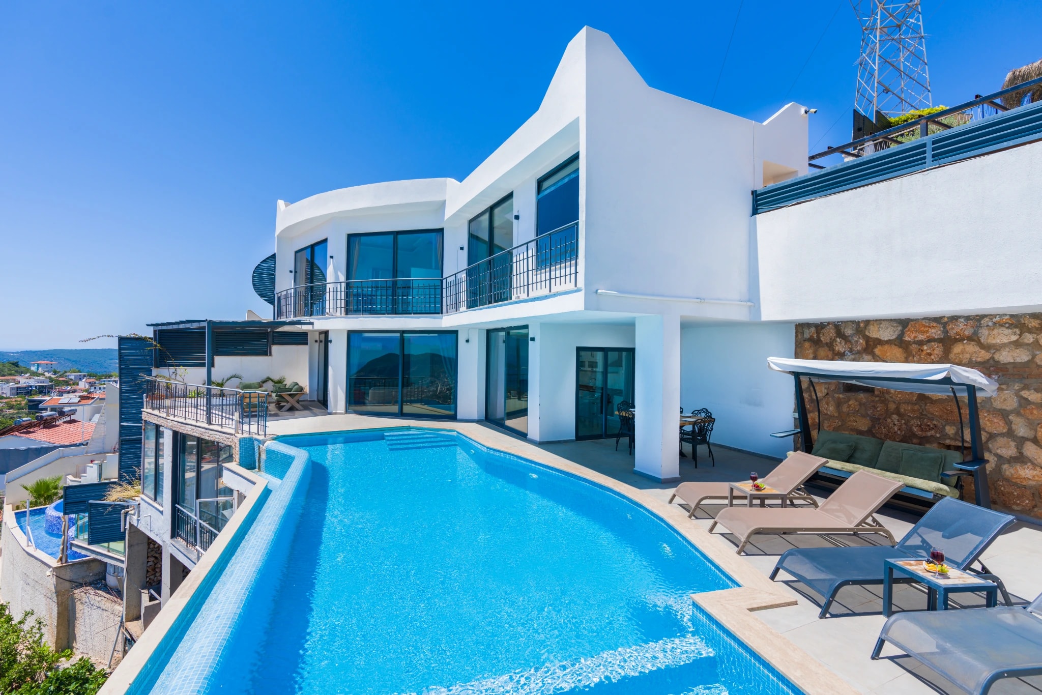 Luxusvilla mit Doppel-Whirlpool - Geschützter Pool & Meerblick in Kalkan Akbel